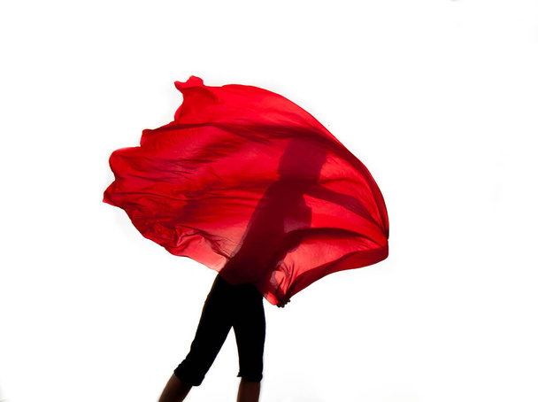 dziewczyna leci czerwony szalik w powietrzu - Zdjęcie, obraz
