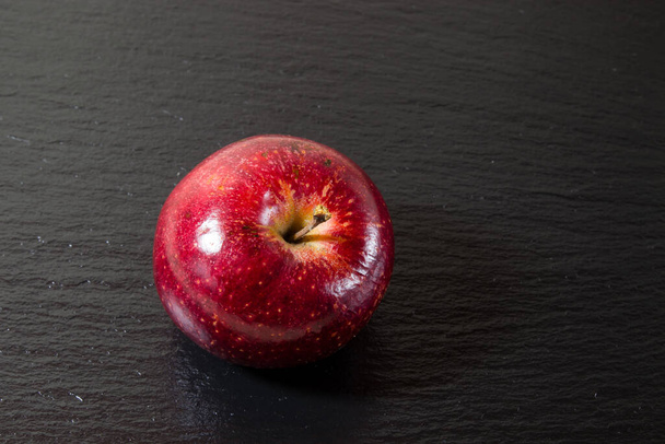 kypsä omena pöydällä
 - Valokuva, kuva