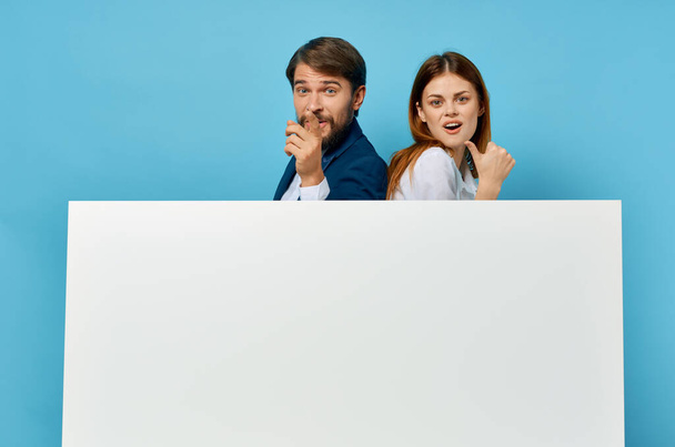 hauska mies ja nainen mainonta esitys valkoinen banneri kopio-tilaa studio - Valokuva, kuva