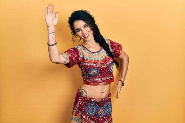 Fiatal indiai nő, hagyományos hastáncos jelmezt visel. Táncoló egzotikus keleti tánc testtel és kézzel - Fotó, kép