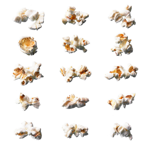  Hromada slaných popcornů izolovaných na bílém pozadí - Fotografie, Obrázek