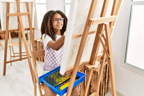 Afrykańska amerykańska dziewczyna uśmiechnięta pewnie rysunek w szkole artystycznej - Zdjęcie, obraz