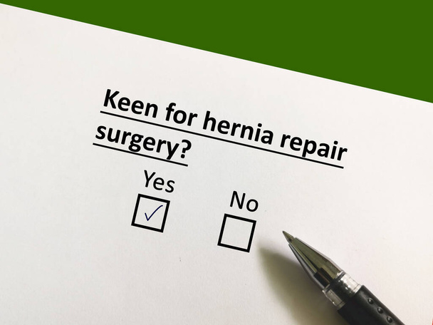 Una persona está respondiendo a la pregunta sobre la cirugía. La persona está interesada en la cirugía de reparación de hernia. - Foto, Imagen