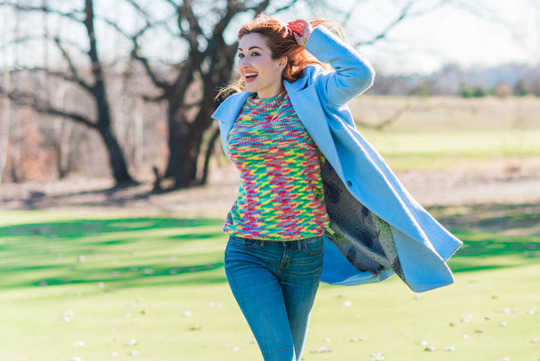 Mulher de casaco de lã, camisola colorida, retrato de senhora agradável no parque da cidade, conceito da moda - Foto, Imagem