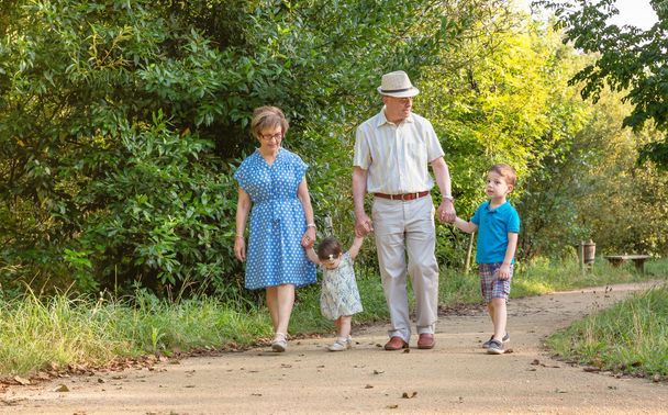 nagyszülők és unokák séta kint - Fotó, kép