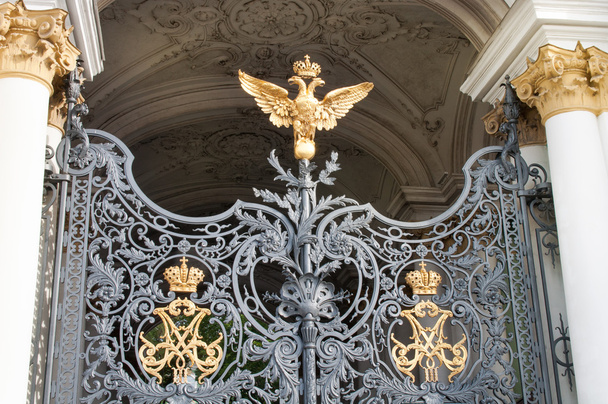 Dvojitá orel u vstupní brány do poustevny - Fotografie, Obrázek