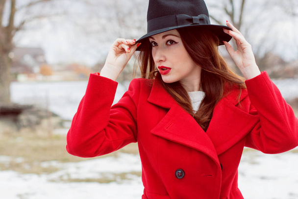 Piękny francuski stylowa kobieta w czerwonym płaszczu spacery w parku - Zdjęcie, obraz