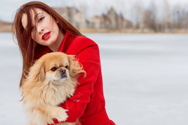 Hermosa mujer francesa con estilo en abrigo rojo caminando en el parque - Foto, Imagen