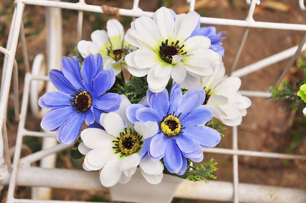 Flores de plástico azul e branco
 - Foto, Imagem