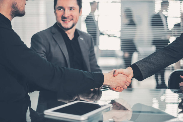 деловые коллеги пожимают друг другу руки во время деловой встречи
 - Фото, изображение