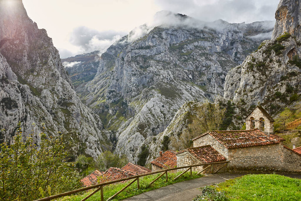 Górski krajobraz w Asturii. Szczyty Europy. Kamarmena. Hiszpania - Zdjęcie, obraz