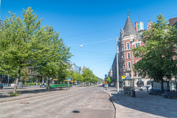 Helsinki, Finlandia - 5 sierpnia 2021: Widok ulicy Mannerheimintie. - Zdjęcie, obraz