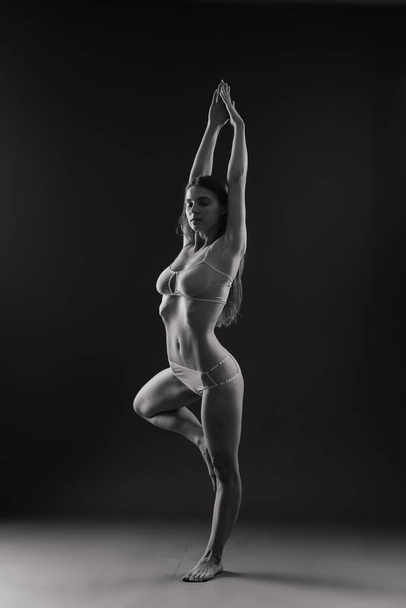 Uwodzicielska kobieta w bikini bawiąca się śmiechem z długimi włosami latającymi za darmo - Zdjęcie, obraz