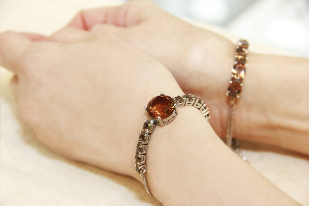 жіночі прикраси золоті браслети з дорогоцінними каменями
 - Фото, зображення