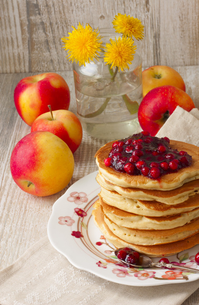 Pancake stack with lingonberry jam and fresh apples - Zdjęcie, obraz