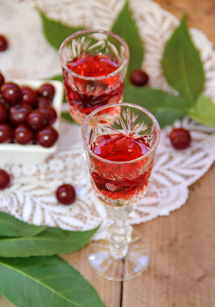 Liquore di ciliegie e ciliegie fresche
 - Foto, immagini