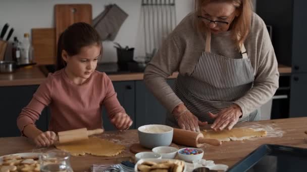 Menina branca preparando biscoitos caseiros com a avó. Tiro com câmera de hélio vermelho em 8K  - Filmagem, Vídeo