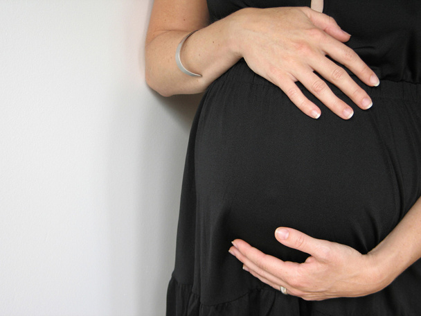 fiatal terhes nő - Fotó, kép