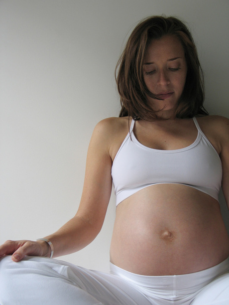 jonge zwangere vrouw - Foto, afbeelding