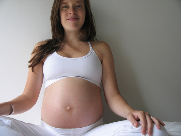 Молодая беременная женщина
 - Фото, изображение