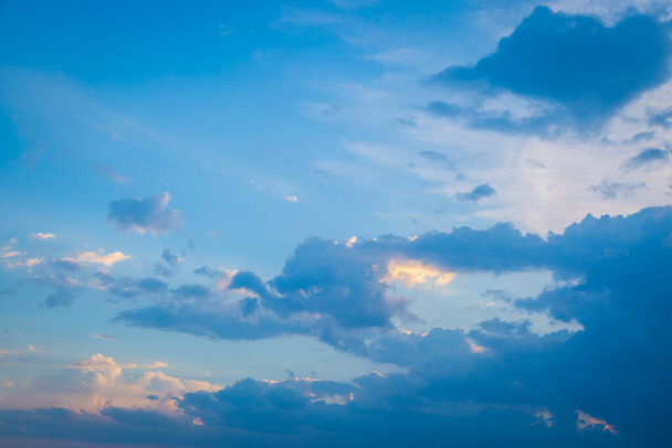 niebo i chmury przed zachodem słońca tło - Zdjęcie, obraz