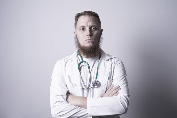 Männlicher Arzt im Laborkittel auf grauem Hintergrund - Foto, Bild