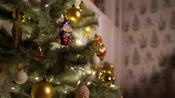 Krásný zdobený vánoční stromek s věncem v obývacím pokoji. Útulný zimní večer. Video 4k. - Záběry, video