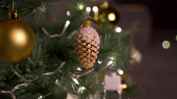 Bellissimo albero di Natale decorato con ghirlanda nel soggiorno. Accogliente serata invernale. 4k video. - Filmati, video