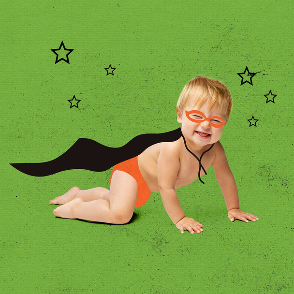 Коллаж современного искусства маленького ребенка, мальчика в образе супермена, носящего плащ, изолированный на бежевом фоне - Фото, изображение
