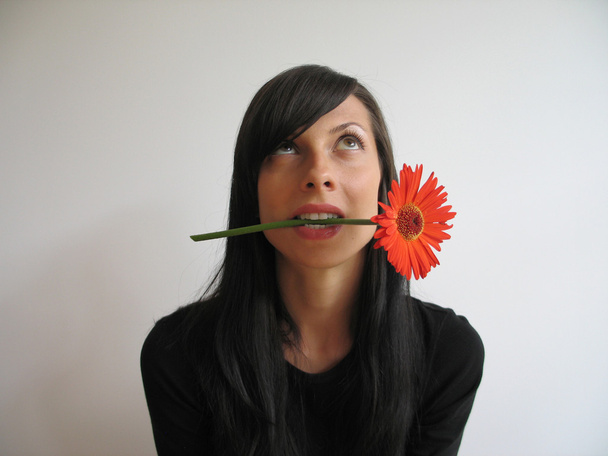 Figlarny młoda kobieta z kwiatem - Zdjęcie, obraz