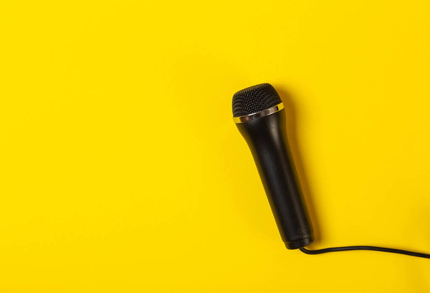 egy fekete vezetékes karaoke mikrofon - Fotó, kép