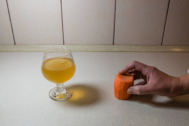 pear and carrot juice on the table - Fotoğraf, Görsel