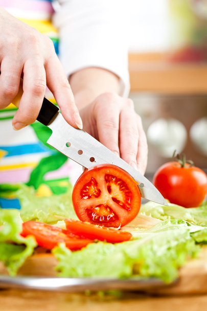 Las manos de mujer cortando verduras
 - Foto, Imagen