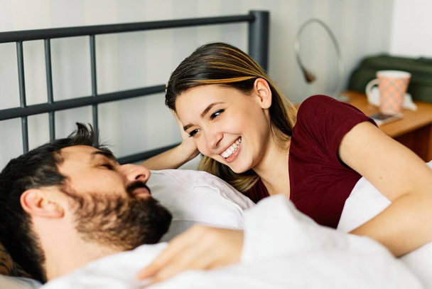 Çiftler yatak odası romantizmini sever. Mutlu Sevgililer Günü. - Fotoğraf, Görsel