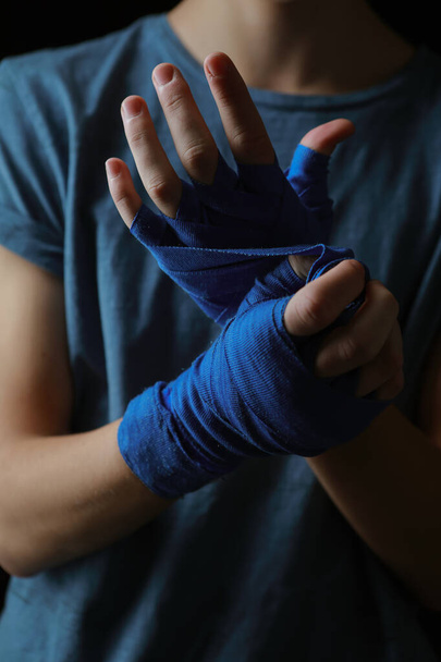 bandaging of a hand for sports - Foto, imagen