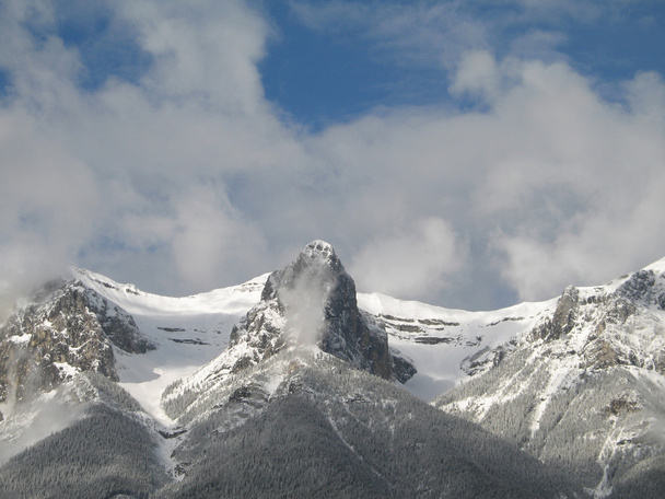 雪を頂いた山脈 - 写真・画像