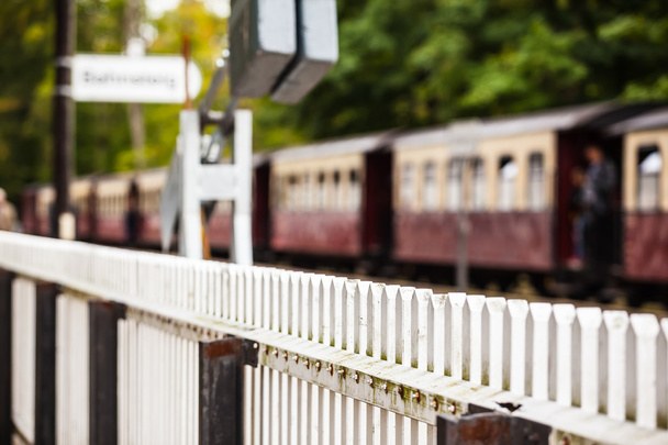 Фон платформы железнодорожного вокзала в сельской местности
 - Фото, изображение