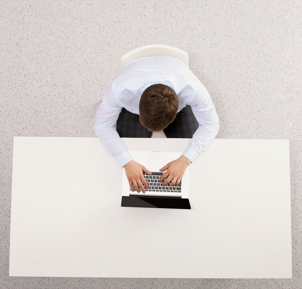 Student working on laptop in offis - Foto, Bild