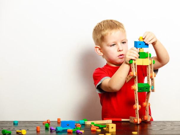 Boy playing with building blocks toys - Fotoğraf, Görsel