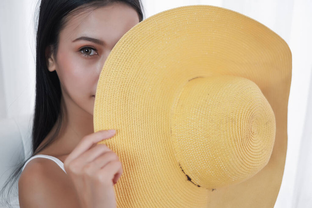 Portrait mini sexy asiatique femme avec chapeau de plage - Photo, image
