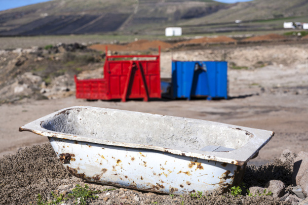 dos contenedores en rojo y azul en paisaje volcánico con baño
  - Foto, imagen