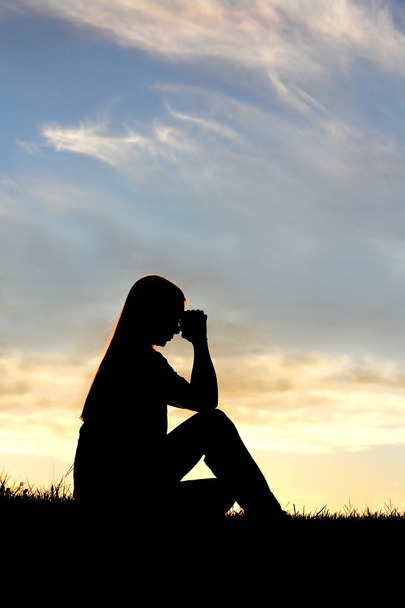 Frau sitzt im Gebet Silhouette - Foto, Bild