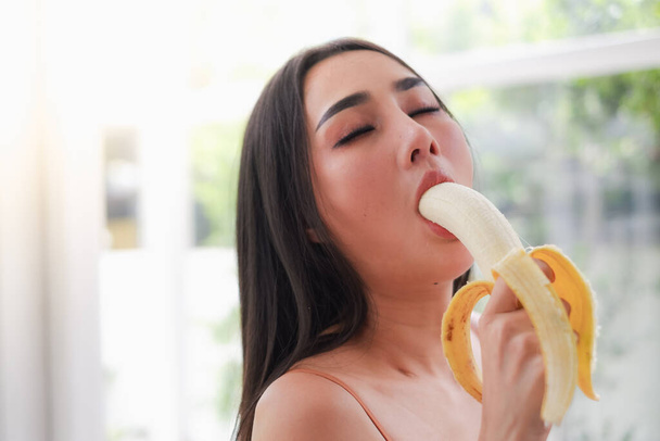 Портрет сексуальной азиатской женщины с банановыми фруктами - Фото, изображение