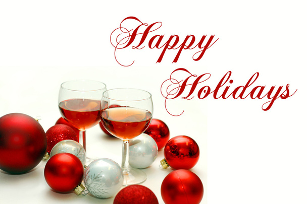 Dois copos de vinho cercados por decorações e palavras de Natal H
 - Foto, Imagem