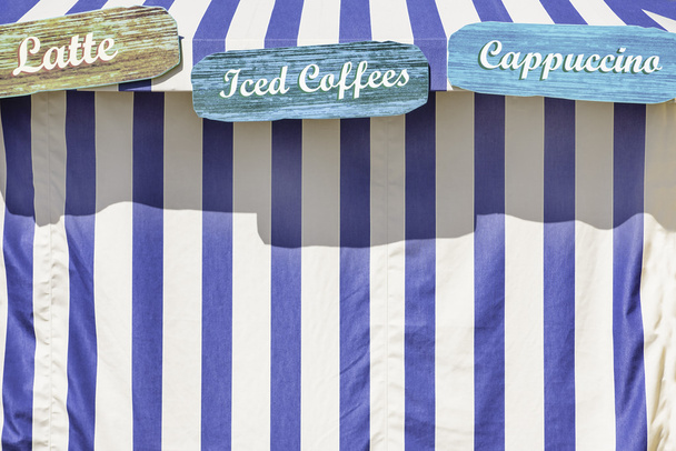 Cafés Specicalty anunciados en una tienda de campaña de circo de color
 - Foto, imagen
