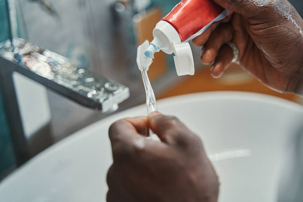 Uomo afroamericano adulto che mantiene l'igiene dentale - Foto, immagini