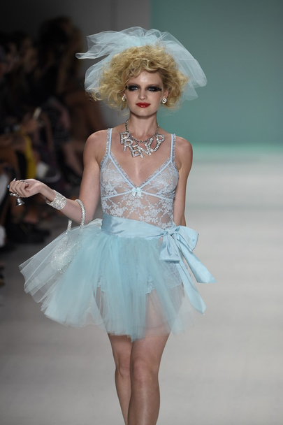 Model walks the runway at Betsey Johnson fashion show - Foto, afbeelding