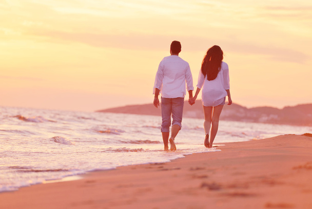 jeune couple sur la plage avoir du plaisir
 - Photo, image