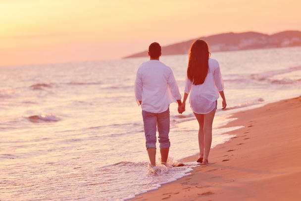junges Paar am Strand hat Spaß - Foto, Bild