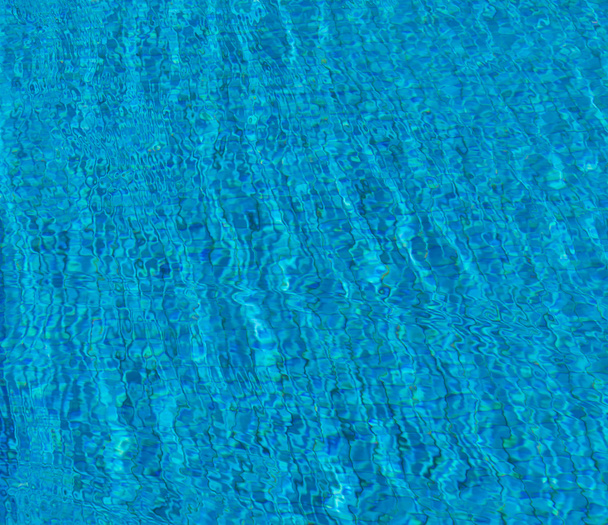 piscina all'aperto con acqua blu
 - Foto, immagini